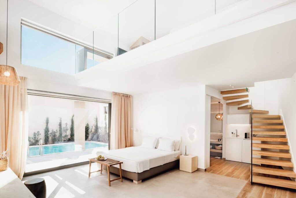 Cavo delea, Possidi -  Χαλκιδική, η χαρακτηριστική σουϊτα του καταλύματος με προβολή και ανάδειξη τα χρώματα και την ατμόσφαιρα του χώρου.
