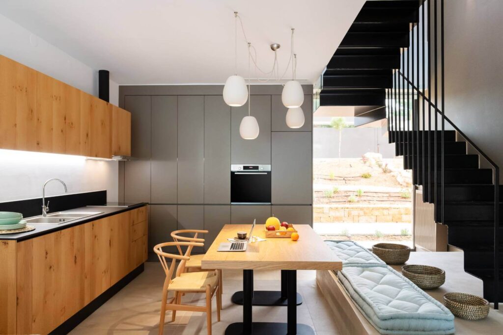 Amantes Villas & Suites, Χαλκιδική, Καταγραφική περιγραφή και απεικόνιση της διακοσμητικής και αρχιτεκτονικής αισθητικής που κυριαρχούν σε όλο το κατάλυμα. 
