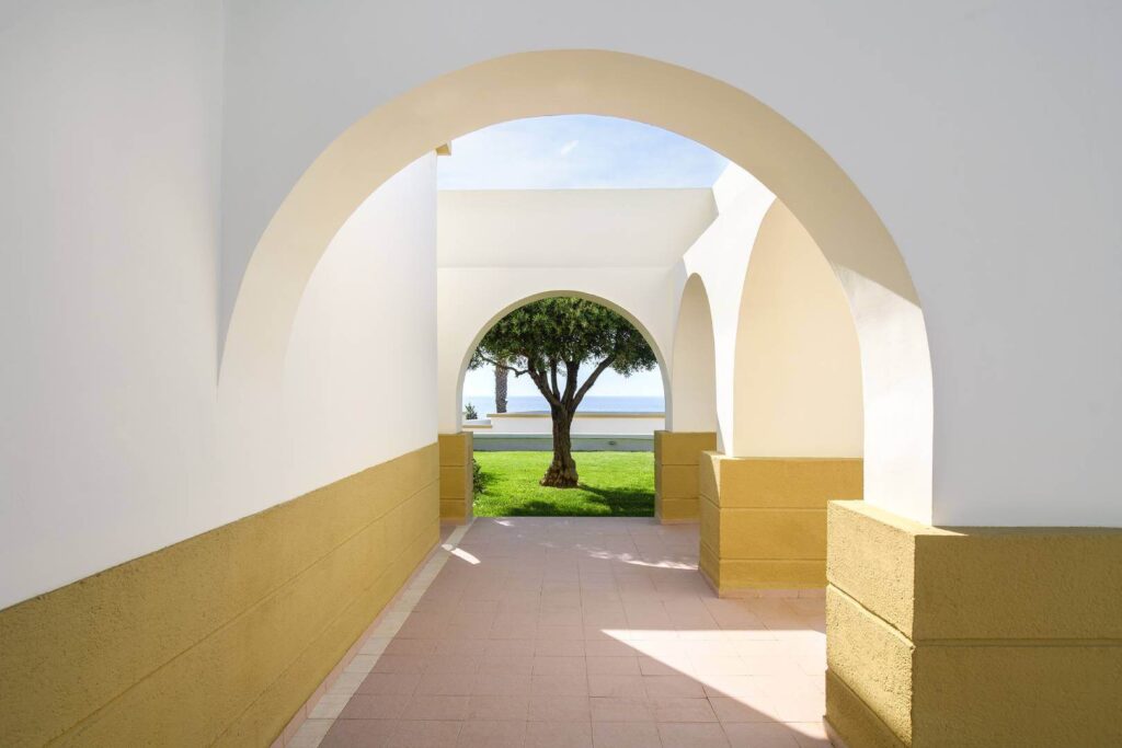 Mitsis Rodos Village Hotel, Ρόδος Ανάδειξη και προβολή όλης της παραδοσιακής Δωδεκανίτικης αρχιτεκτονικής που κυριαρχεί στο ξενοδοχείο